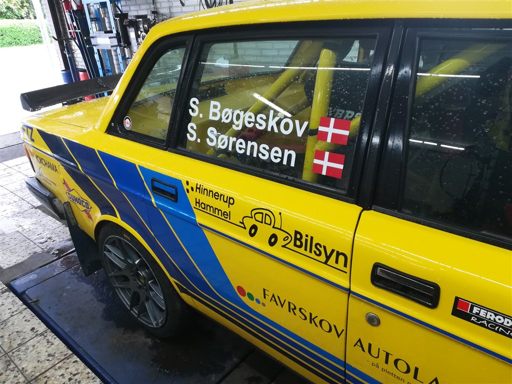 Bilen er klar og stafferinger fra sidst løb forblev intakte.
(Foto: Bøgeskov Motorsport)